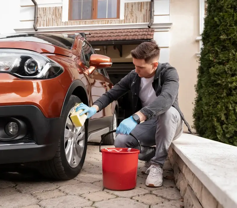 Lavage auto à domicile Bertric-Burée : professionnel intervenant sur un véhicule
